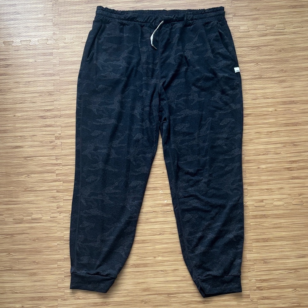 Vuori Women’s Black Camo Jogger Pants XXL